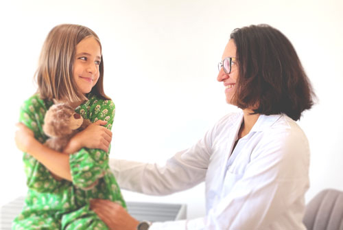 Dr. Elke Fröhlich-Sorger, Kinder HNO-Ärztin Gratwein, mit lachendem Mädchen