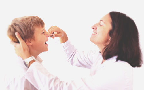 Dr. Elke FrÃ¶hlich-Sorger, Kinder HNO-Ã„rztin Gratwein, mit Jungen bei Nasenuntersuchung, Schnupfen, ErkÃ¤ltung